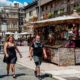 Il mercato di piazza Erbe aperto tutti i fine settimana di luglio.